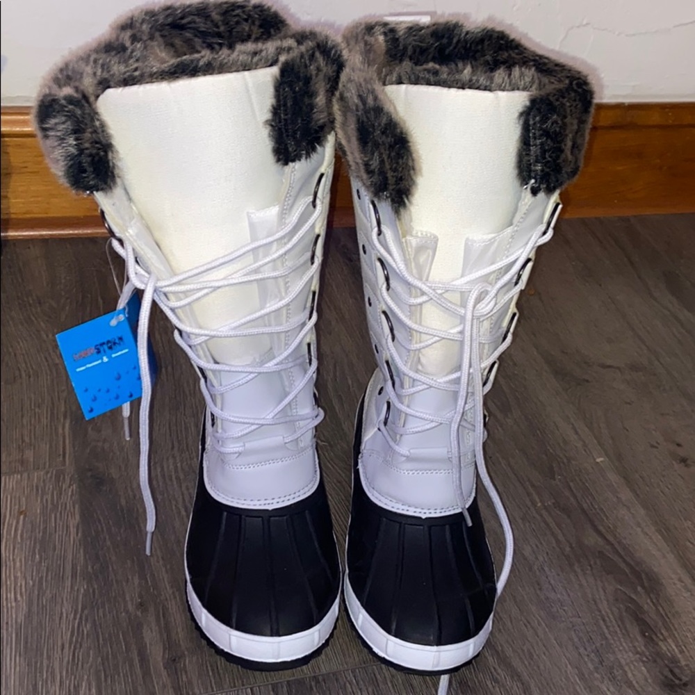 Snow boots